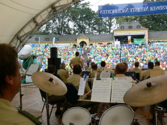 Das Polizeiorchester und die Besucher in der Freilichtbuehne 