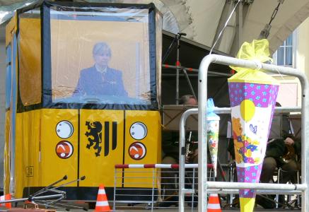 Flo mit der Straenbahn auf dem Weg zur Schule